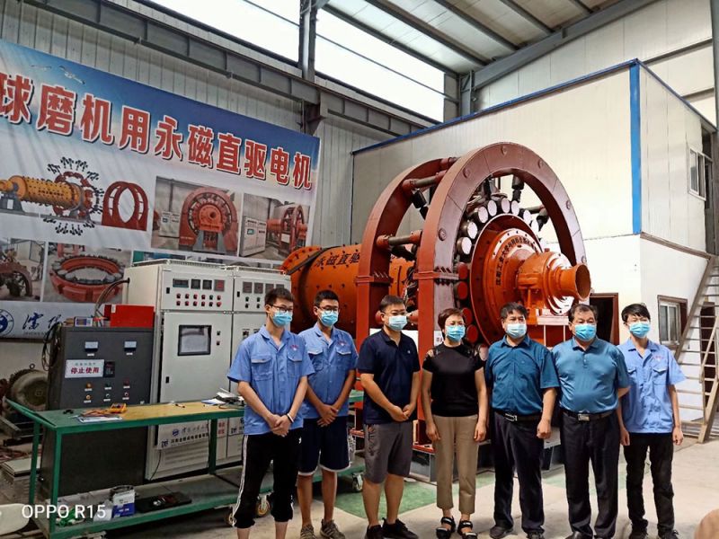 輝（huī）縣市王慧敏書記、冀屯鎮黨委趙化錄書記和河南天美传媒在线（xīn）機電設（shè）備有（yǒu）限公司技術團隊合影