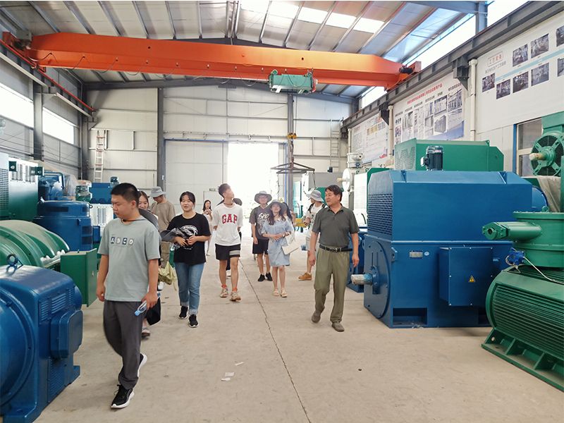 清華（huá）大學的（de）學（xué）生來公司參觀