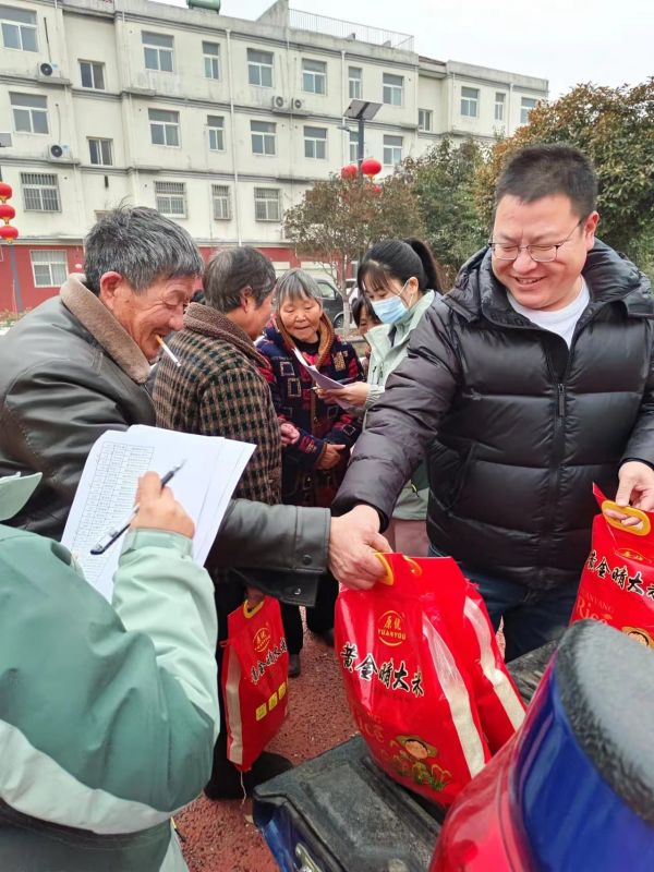 關愛老人（rén），我們一直在行動，2023年農曆臘（là）月二十，給（gěi）西北流村的老人 發春節福利