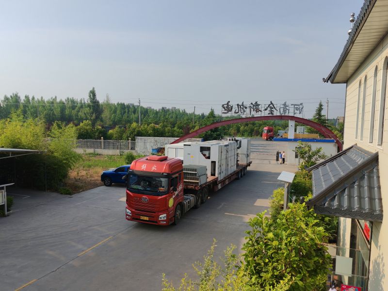 滿（mǎn）滿一（yī）車高壓開關櫃（guì）和變（biàn）壓器發貨（huò）